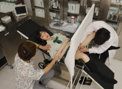 ผู้ป่วยถูกตรวจสอบโดยแพทย์ในระหว่างการรักษา