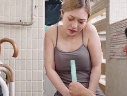 พ่อ -ในกฎหมายที่แอบดูลูกสาว -ในกฎหมายเมื่อสามีออกไป