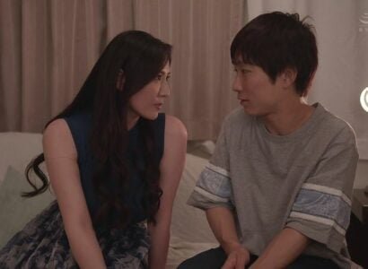 นักเรียนและสามีและสามีของเธอไปที่โรงแรม