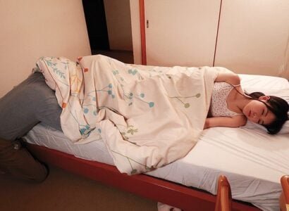 หลานสาวมีความสนใจในการเป็นพยานของสินค้าร้อนเมื่อมันอ่อน