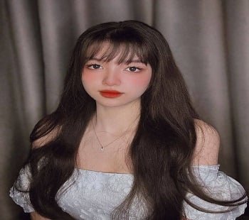 สาวที่มีเสน่ห์ชอบสัมผัสกับเกมร้อน