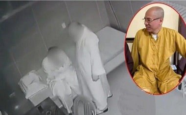 เด็กสาวแสดงไข่มุกงาช้างกลางทะเล