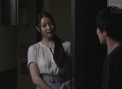 สาวเซ็กซี่ที่หน้าต่างทิ้งเสียงของเพื่อนบ้านที่เปล่งประกายตลอดทั้งคืน