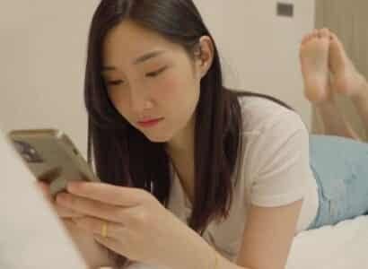 เพื่อที่จะแก้แค้นการล่วงประเวณีของสามีของเธอมิสเตอร์ชิชีก็ตกอยู่ในความสัมพันธ์