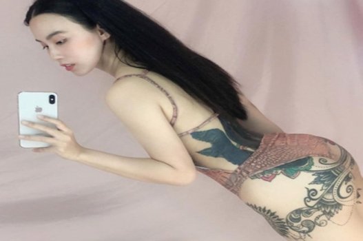 มีเพศสัมพันธ์แมวสวยของเธอบนเตียง