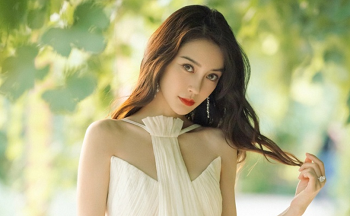 เด็กแองเจล่าเล่นกับพี่น้องของเขาเต็มไปด้วยความปรารถนา