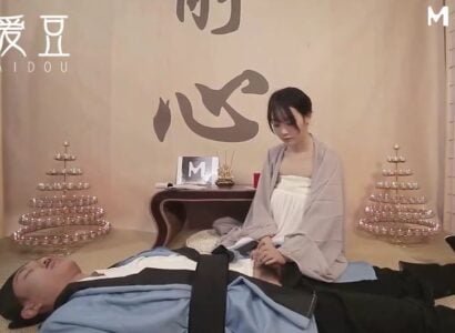 แม่ชีหญิงที่มีเสน่ห์ถือปืนในที่มืด